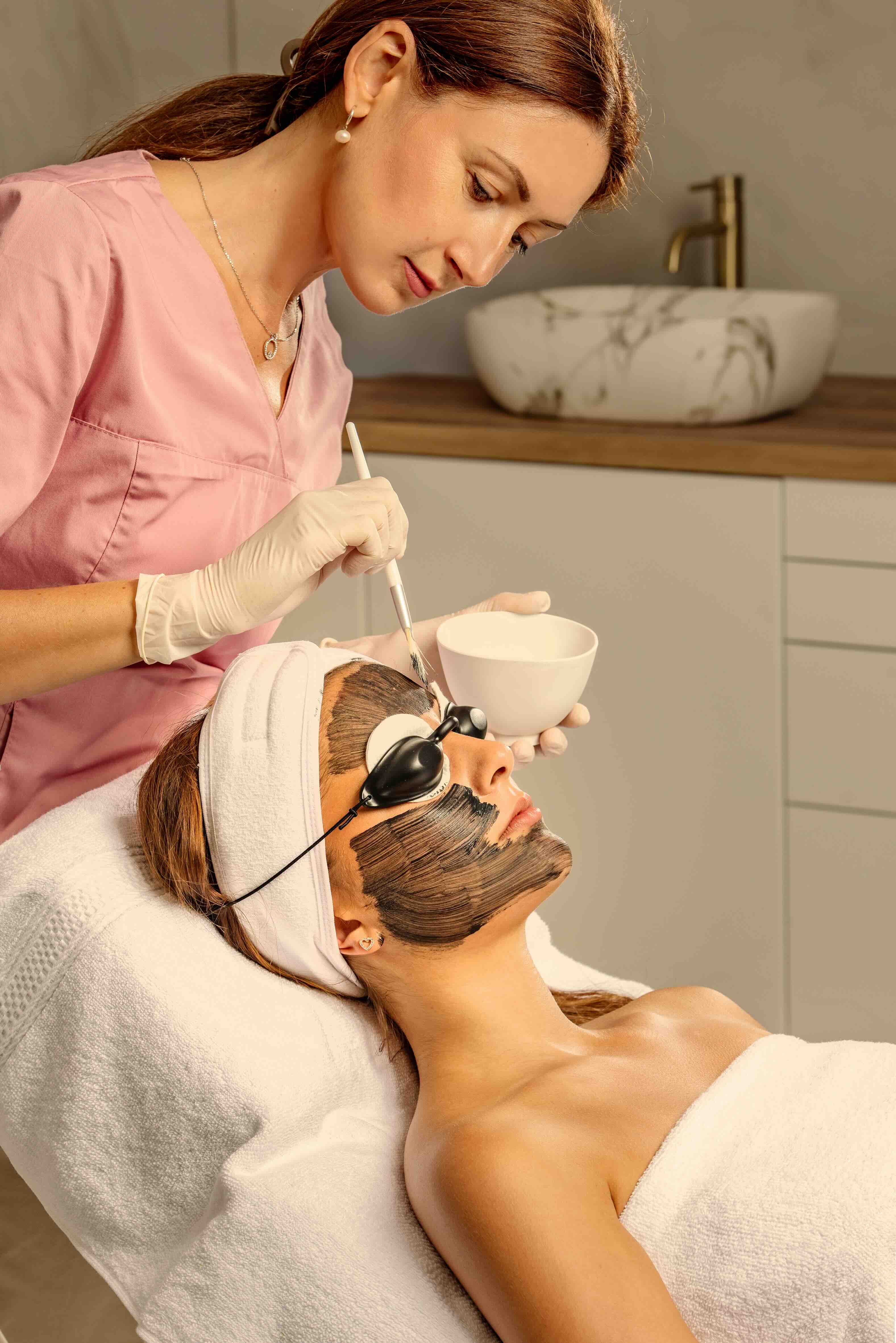 Hollywood Peeling / Carbon Therapy